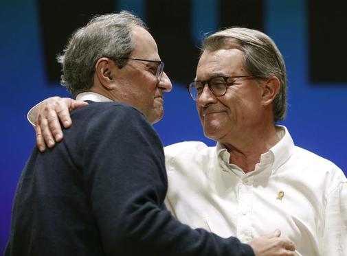 El ex presidente cataln saluda a Quim Torra en un acto de...