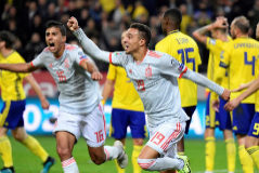 Rodrigo y Rodri celebran el gol del empate de Espaa en Suecia.