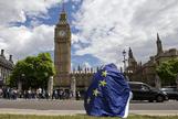 Un hombre con la bandera de la UE, cabizbajo ante el Big Ben.