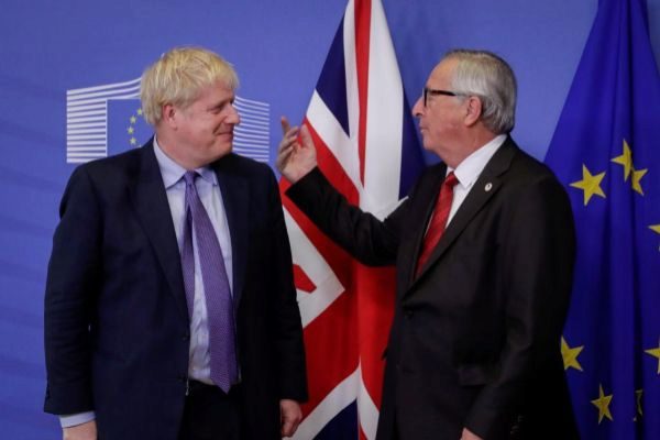 El primer ministro britnico, Boris Johnson, con el presidente de la...