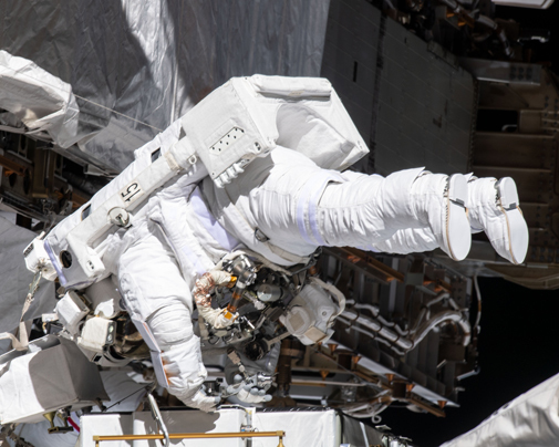 La astronauta Christina Koch trabajando en el espacio. Foto: NASA.