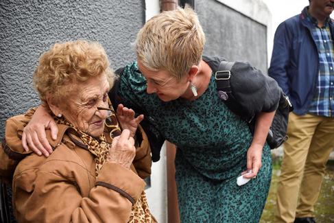 Victoria de Castro 'Vitori' recibe el cario de una vecina de Portugalete ayer tras recuperar su vivienda.