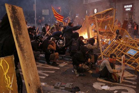 El separatismo para Catalua y amenaza con consumar la secesin en la calle