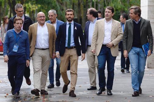 El presidente del PP, Pablo Casado (en el centro), acompaado del...
