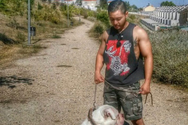 Leandro Matías, el carnicero tatuador, con su perro