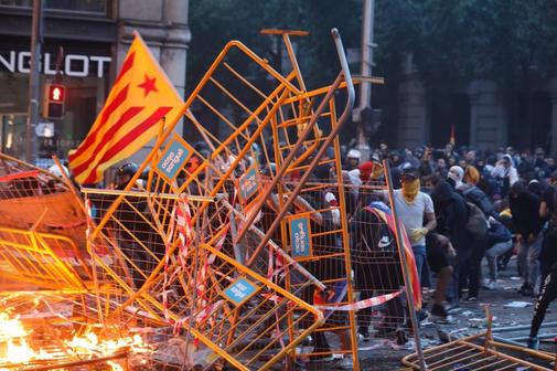 Una barricada hecha con vallas y cartones, en la Va Laietana, este...