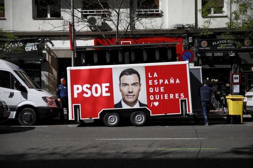 Un remolque con propaganda electoral del PSOE y de su candidato Pedro...