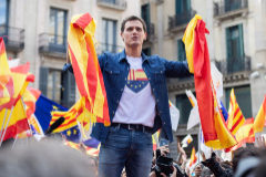El presidente de Ciudadanos, Albert Rivera, con dos banderas espaolas en la concentracin del domingo en Barcelona.