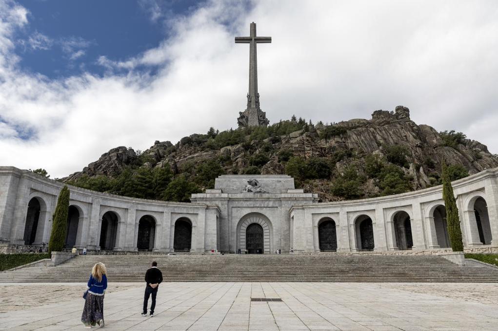 La cruz que preside la Basílica del Valle de los Caídos, en San...