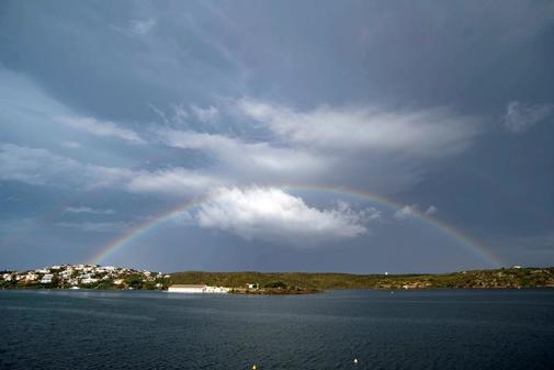 Un arcoris surca el puerto de Mahn, en Menorca, donde se espera la...