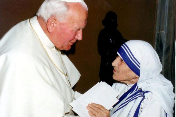 Juan Pablo II junto a la Madre Teresa de Calcuta
