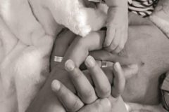 El beb Rodrigo de la mano de su padre en una imagen difundida en las redes por la madre, Marlene Simao