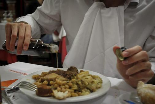 Un ciudadanos alia un cocido en un restaurante de Madrid