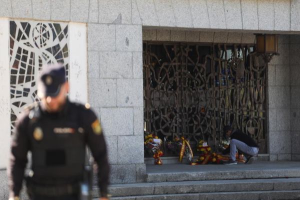 Un hombre deja flores en el mausoleo donde se ha enterrado al dictador...