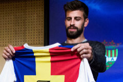 Gerard Piqu posa con la camiseta del Andorra.