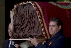 Luis Alfonso de Borbn durante la exhumacin de Franco