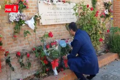 Pedro Snchez coloca unas flores junto a la placa que homenajea a las...