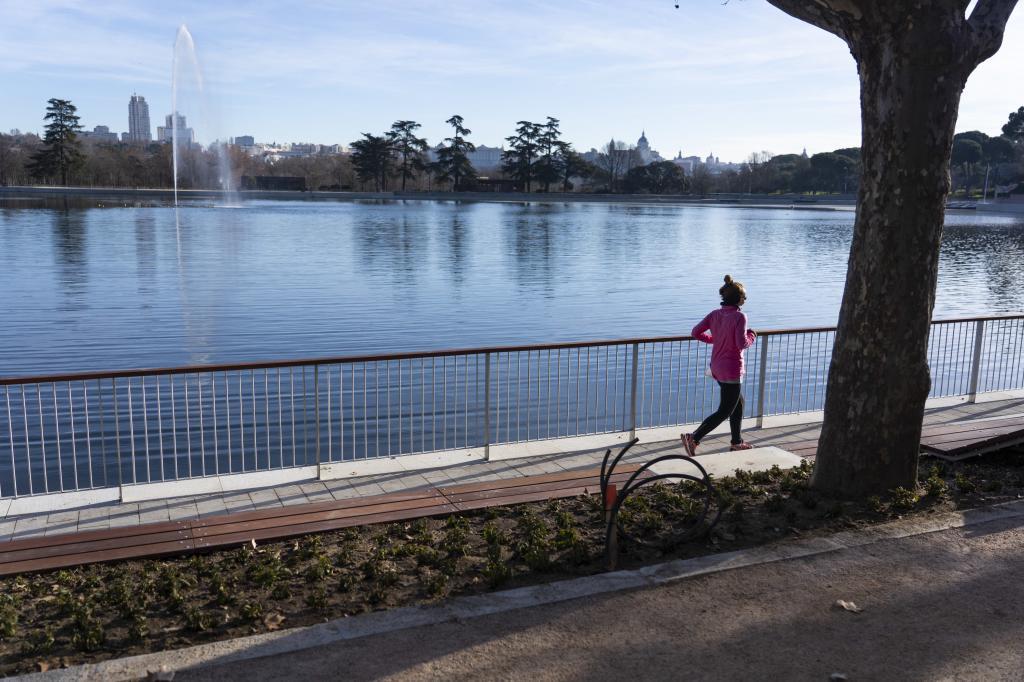 Una corredora practica deporte junto al lago de la Casa de Campo.