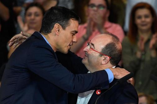 El secretario general del PSOE, Pedro Snchez, saluda al lder de...