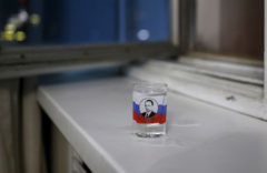Un vaso de vodka con la efigie de Vladimir Putin.