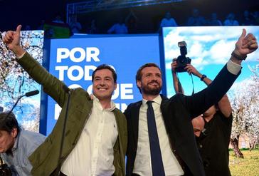 El candidato del PP a la Presidencia del Gobierno, Pablo Casado (dcha.), y el presidente andaluz, Juan Manuel Moreno, este jueves, en Sevilla.