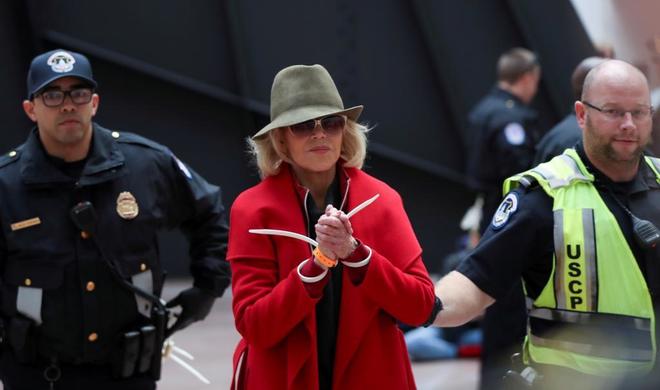 La actriz Jane Fonda es arrestada por agentes de la polica en una...