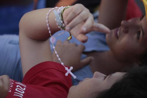 Una ciudadana espaola porta un rosario, en la Jornada Mundial de la...
