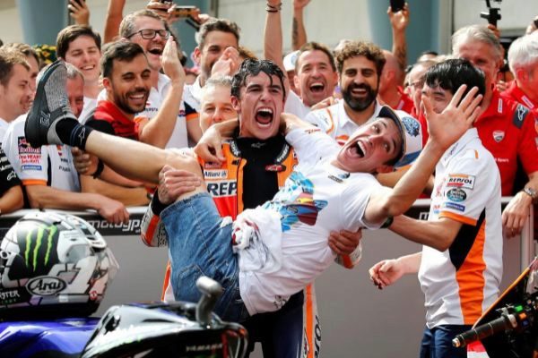 lex y Marc Mrquez celebran el ttulo de Moto2 conseguido ayer por...