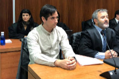 Rodrigo Lanza con su abogado, en la sesin de hoy.