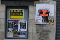 Varios carteles de alquiler en Vitoria.