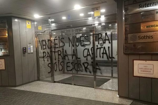 Amanecen con pintadas las sedes de PP y PSPV en Valencia a dos días de ...