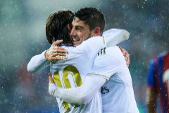 Valverde (dcha) se abraza con Modric tras marcar su gol al Eibar.