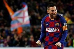 Exhibicin de Messi a baln parado