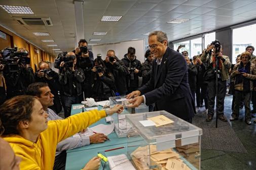 El presidente de la Generalitat, Quim Torra, vota en una mesa...