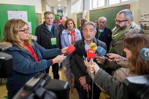 El presidente de Cantabria, Miguel ngel Revilla, tras votar, este...