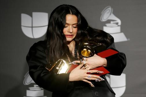 Rosalía posa con sus premios al Mejor Álbum Vocal Pop Contemporáneo...