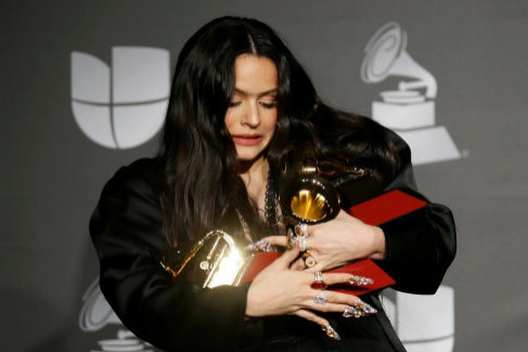 Rosala posa con sus premios al Mejor lbum Vocal Pop Contemporneo y lbum del Ao por 'El Mal Querer' y Mejor Cancin Urbana por 'Con Altura', en los Grammy Latinos, en Las Vegas, Nevada.