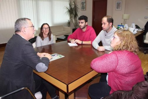 El alcalde de Carballo, Evencio Ferrero, reunido con miembros del...