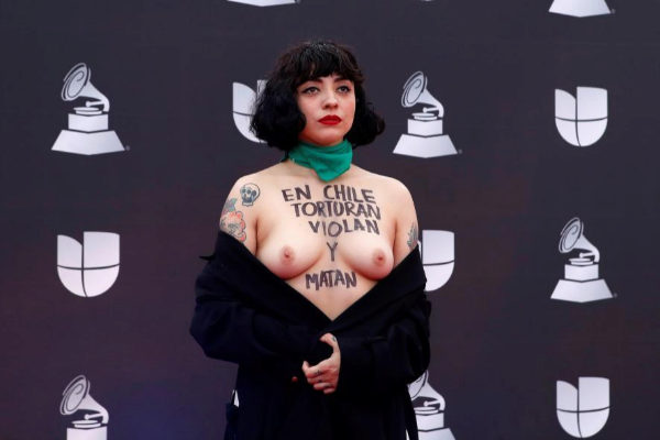 Mon Laferte denuncia la situacin de Chile en los Latin Grammy 2019