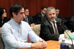 Rodrigo Lanza junto a su abogado en la primera sesin del juicio.
