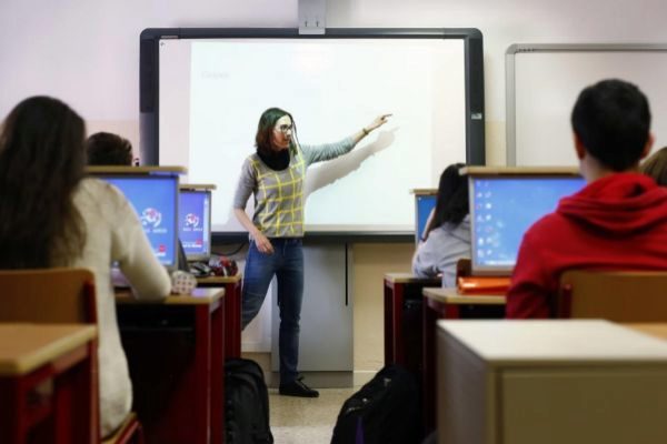 Estudiantes atienden a las explicaciones de una profesora en un instituto de Madrid.