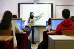 Estudiantes atienden a las explicaciones de una profesora en un instituto de Madrid.