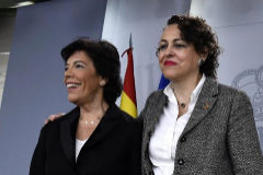 La portavoz del Gobierno, Isabel Cela, y la ministra de Trabajo, Magdalena Valerio.