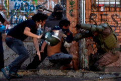 Manifestantes y polica antidisturbios se enfrentan durante una protesta en Santiago.