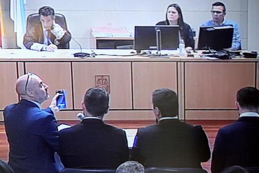Los agentes que estudiaron el móvil de Diana Quer, durante el juicio.