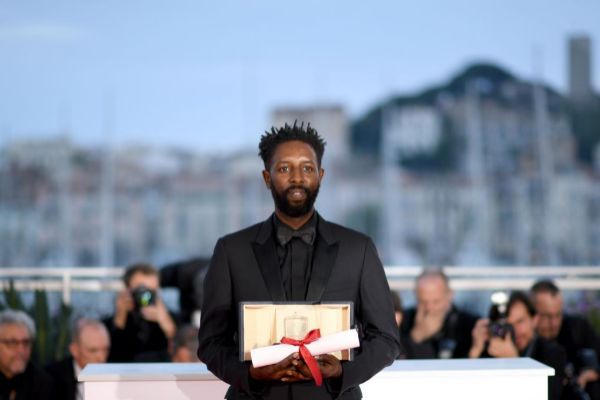 El director Ladj Ly posa con el premio recibido en Cannes.