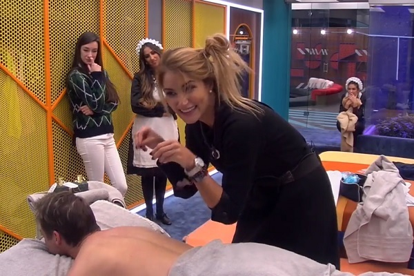 Alba Carrillo da un masaje a Hugo Castejn en GH VIP 7.