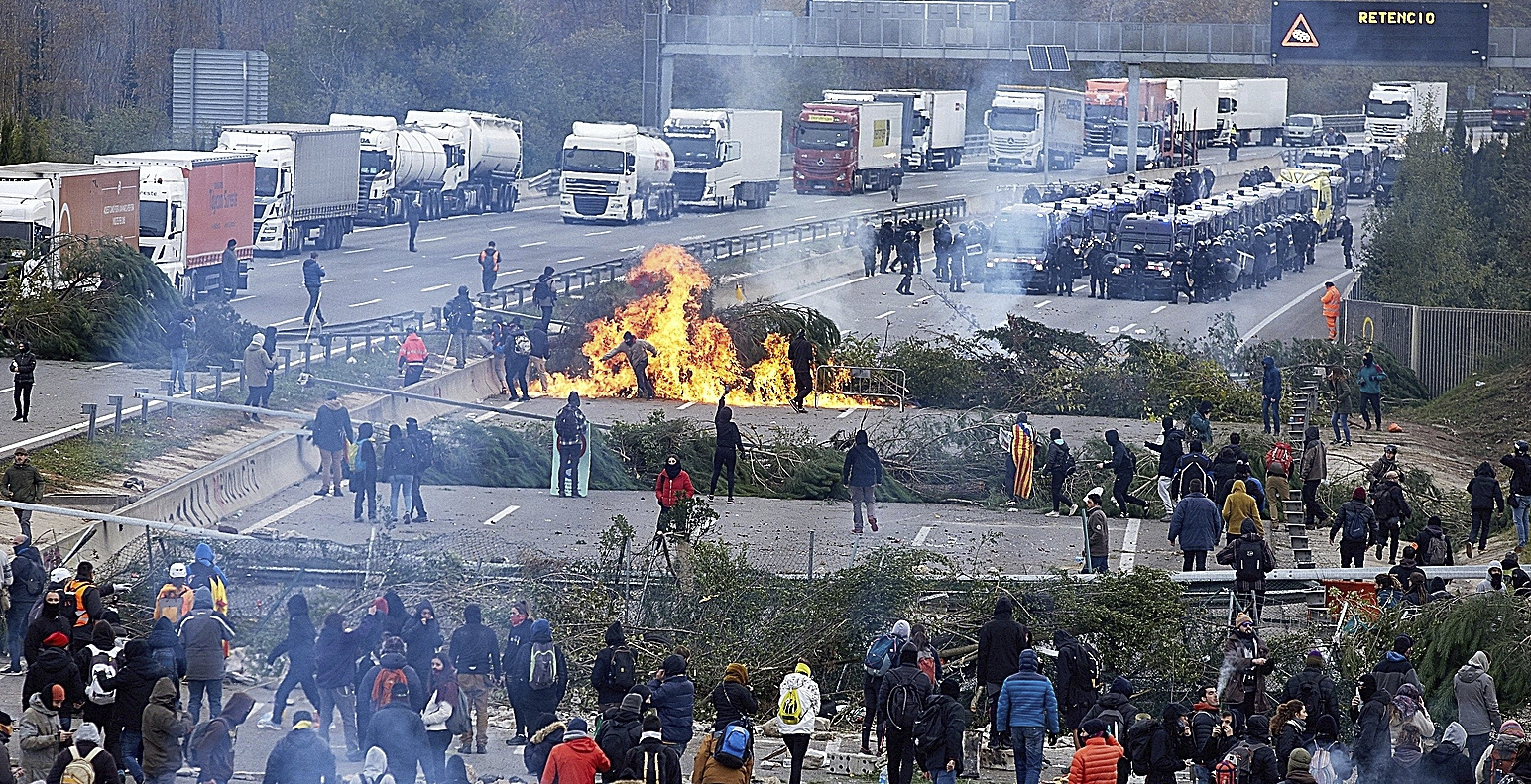 Manifestantes y antidisturbios durante una protesta independentista en la AP-7 en 2019.