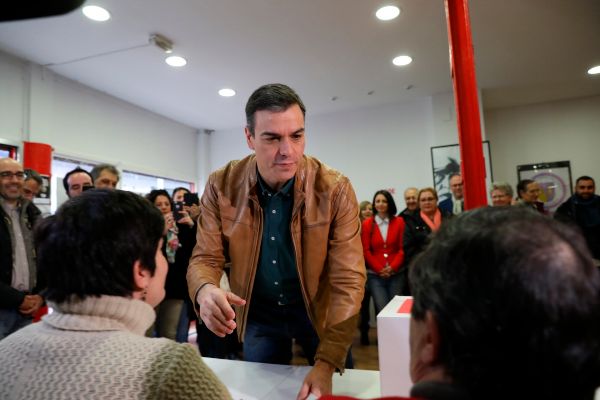 El secretario general del PSOE, Pedro Snchez, vota en la agrupacin...