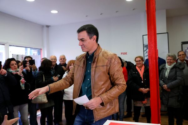 El secretario general del PSOE, Pedro Snchez, vota en la consulta a...